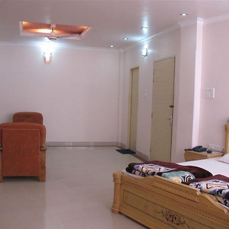Hotel Rest Inn ลัคเนา ภายนอก รูปภาพ