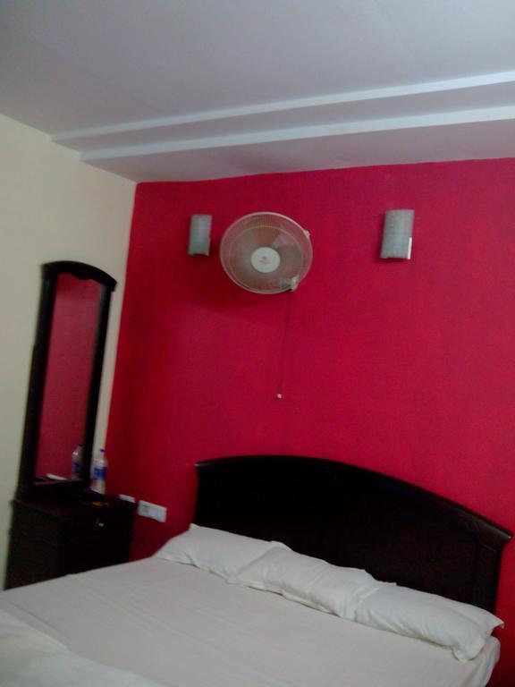 Hotel Rest Inn ลัคเนา ห้อง รูปภาพ