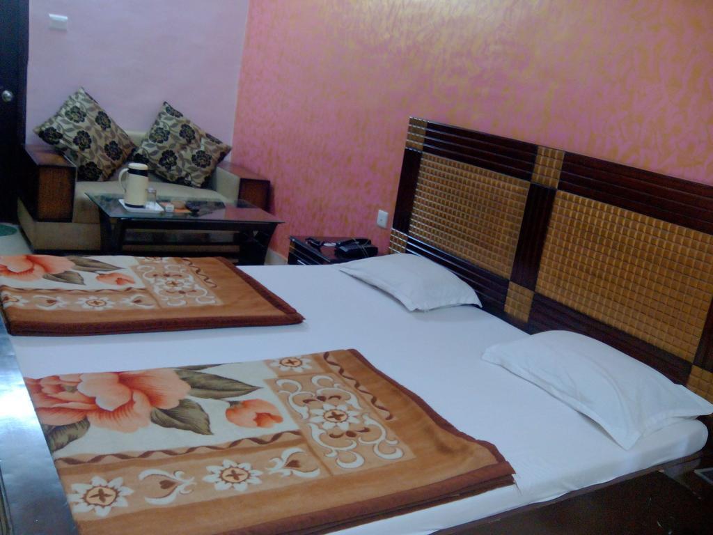 Hotel Rest Inn ลัคเนา ห้อง รูปภาพ