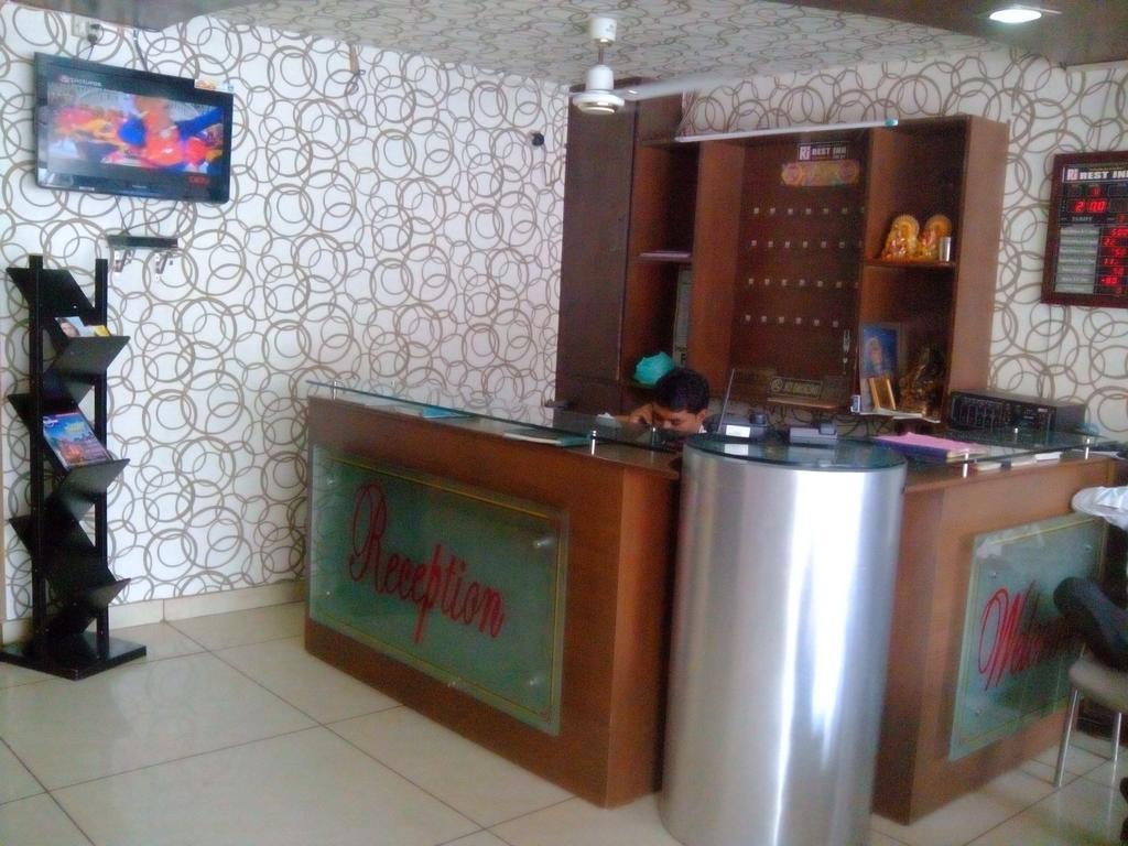 Hotel Rest Inn ลัคเนา ภายนอก รูปภาพ