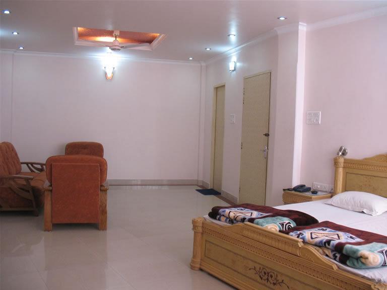 Hotel Rest Inn ลัคเนา ภายนอก รูปภาพ