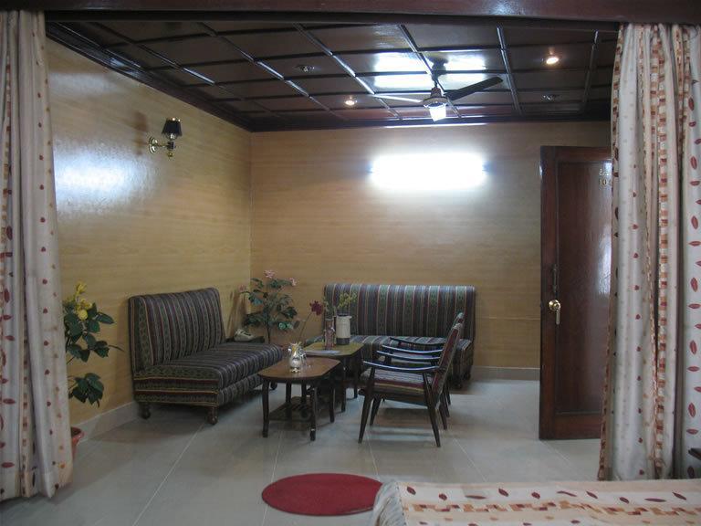 Hotel Rest Inn ลัคเนา ภายนอก รูปภาพ