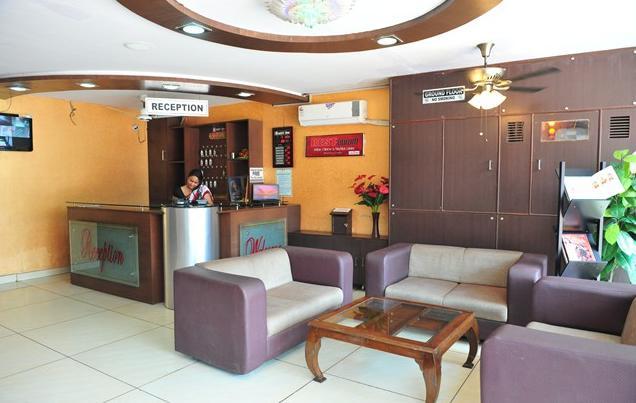 Hotel Rest Inn ลัคเนา ภายนอก รูปภาพ