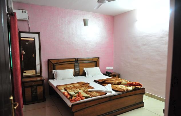 Hotel Rest Inn ลัคเนา ห้อง รูปภาพ